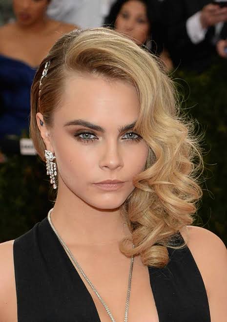 40 Glamorous Side-Swept Hair Looks for Any Occasion