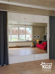 5m2 Spiegelwand Mit Splitterschutzfolie Auf Der Spiegelruckseite Welcher Mit Unserer Bewahrten Spiegelhalteprofilen Montiert Spiegelwande Spiegelwand Spiegel
