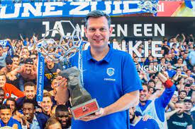 Nooit gezien in het belgische profvoetbal, aldus de kenners… ondanks het financiële topresultaat, blijft krc genk bescheiden. Krc Genk Kampioen Krc Genk Fanshop Ook Kampioen Tilroy