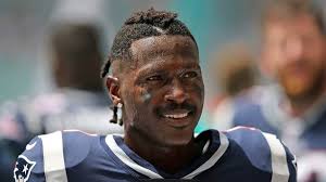 He was drafted in 2010 after playing college football for three years . Nach Zwei Wochen New England Patriots Entlassen Skandal Footballer Antonio Brown Sportbuzzer De