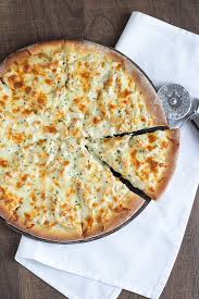 Chicken Alfredo Pizza Simple White Pizza With A Homemade Alfredo Base Shredded Chicken And Loads Chicken Alfredo Pizza Alfredo Pizza Pizza Recipes Homemade