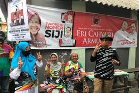 Machfud arifin is feeling excited in surabaya, indonesia. Machfud Mujiaman Gencarkan Kampanye Keliling Kampung Di Pilkada Surabaya Suara Surabaya