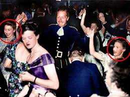La regina elisabetta e il principe filippo festeggiano oggi 72 anni di matrimonio, rimarcando l'ennesimo record di the queen. L Amore E L Umore Delle Giovani Elisabetta E Margareth Per Un Ufficiale Scozzese Alto Due Metri Cronache