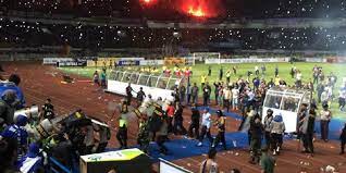 Sementara itu perebutan juara 3 mempertemukan psm makassar vs pss sleman. Panas Duel Persib Vs Persija Berakhir Dengan Kericuhan Bola Net