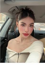 Charlotte Devine's Instagram, Twitter & Facebook