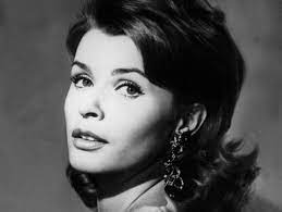 Senta berger erhält einen vertrag beim berliner produzenten artur brauner. Senta Berger Wollte Aussehen Wie Sophia Loren