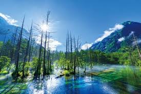 Ada 2 tempat terbaik yang dapat dijadikan lokasi berburu pemandangan sunset. Gambar Pegunungan Indah