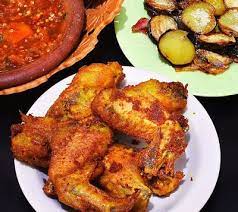 Terdapat bermacam variasi dalam cara membuat ayam goreng sederhana menjadi enak dan gurih, satu di antaranya adalah kreasi resep ayam goreng bumbu kuning. Resep Ayam Goreng Bumbu Kuning Gurihnya Bikin Pingin Nambah Terusss Resep Spesial Resep Ayam Resep Sayap Ayam Memasak