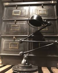 Meuble A Clapet Strafor Et Lampe Jielde 3 Bras Ldt L Or Du Temps Eclairage Industriel Mobilier De Salon