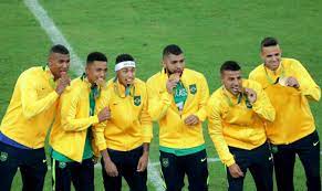 Porém, existem coisas que sozinhos nunca conseguiremos e é neste sentido que eu quero lhe apresentar alguém que pode te ajudar a criar um. Um Ano Depois Veja Onde Estao Os Campeoes Olimpicos No Futebol Lance