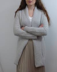 Les pulls en cachemire sont les protagonistes indiscutables d'une sélection très sophistiquée. Cardigan Gilet Irlandais Long Chaud Laine Merinos