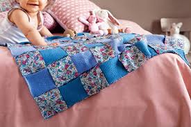Plaid dans une poussette plaid hare est fait avec des rayons de fils doux avec 50% de laine mérinos, 50% acrylique la taille de ce modèle est de 87 x76 cm. Un Plaid En Tricot Et Tissu Pour Bebe Marie Claire