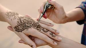 Scopri ricette, idee per la casa, consigli di stile e altre idee da provare. Mengenal Tradisi Lukis Tangan Henna Dalam Acara Pernikahan Kumparan Com