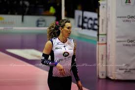 Sembra di tornare indietro di ventuno anni quando a sydney a portare la bandiera fu ca. Estudos E Norma Do Coi Garantem Transexual Brasileira No Volei Feminino Uol Esporte