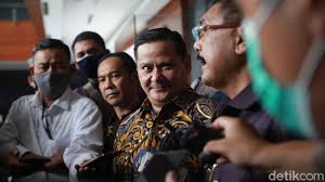 Tersangka kasus suap pengurusan pengajuan fatwa bebas mahkamah agung (ma) untuk membebaskan djoko tjandra, pinangki sirna malasari berjalan usai menjalani pemeriksaan di gedung bundar, kejaksaan agung, jakarta, rabu (2/9/2020). Eks Anak Buah Napoleon Akui Pernah Diminta Cek Status Red Notice Djoko Tjandra