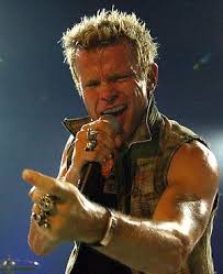 Billy Idol Rocks Through The Rain At Download Festival Nme Billy Idol Idol Singer