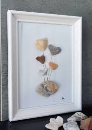 Marco de espejo decorado con conchas y piedras de la playa: Cuadros Con Piedras Para La Familia Cincoencasa