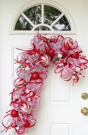 16 Ideas De Decoraciones Navidenas Para Puertas Puertas Decoradas De Navidad Coronas Navidenas Puerta De Navidad