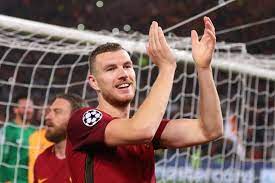 Yıldız futbolcuyu özel uçakla almaya geliyorlar. Exclusive Agent Of Inter Linked Roma Striker Dzeko He Is On Holiday