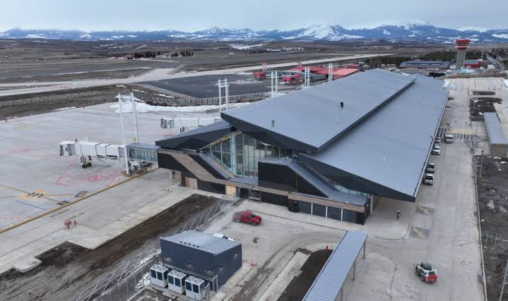 Nuevo terminal de pasajeros de Balmaceda, generada por IA
