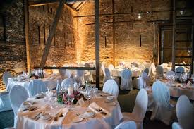 In einem kennzeichen können sie je nach kennzeichenbezirk kleinere botschaften oder persönliche details wie initialen oder auch geburtsdaten unterbringen. Grossartige Scheunenhochzeit Von Anne Tobias Paul Van Groove