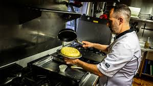 Por eso hemos decidido grabar un video paso a paso para que sepáis cómo se hace una tortilla de patatas con cebolla (a los que no os guste simplemente obviad este ingrediente). Donde Comer La Mejor Tortilla De Patata En Espana