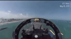Guaynaa y ángeles azules quieren llevar su cumbia de gira. Flying With The Blue Angels Took Me A Second To Realize That The Jet In The Middle Is Also Upside Down Gifs