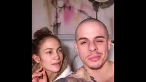 Here, her hair remains tied up, and her face requires no makeup to. Jennifer Lopez No Makeup Starbucks Saubhaya Makeup
