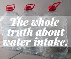 The institute of medicine (iom) recommends men who are 19+ drink about 101 ounces (about 13 cups) of water a day and women drink about 74 ounces (about 9 cups).in reality, the range is huge, and some people may need more water than others, based on thirst and kidney function.the amount is way less for a tiny human. How Much Water Should You Drink Every Day Healthy Happy Smart