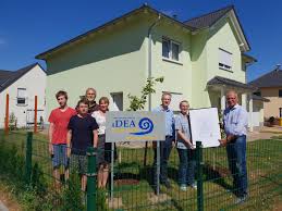 Hier musst du nicht äpfel mit birnen vergleichen! Idea Dein Haus Gmbh Leipzig Vor Dem Haus Der Jungst Eingezogenen Bauherrenfamilie Aus Jena Nehmen Der Geschaftsfuhrer Der Ide Herrin Unternehmungen Erfullung