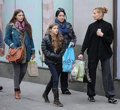 Faith Hill And Her Girls Go Shopping In London Faith Hill Tim And Faith Tim Mcgraw Faith Hill