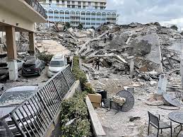 Un edificio de 12 pisos sufrió un derrumbe parcial en miami, cerca de la playa de esta ciudad del estado de florida. Yge Zvvmzydppm