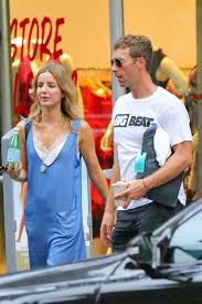 Jennifer lawrence fuelled reports that she and chris martin are very much an item when the actress was spotted attending two coldplay concerts in the space of three days. Chris Martin Dating Annabelle Wallis Following Jennifer Lawrence Split Report New York Daily News