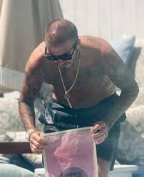 Se eu fizesse a mesma coisa cairia estabacada com a careca no chão. Calha A Todos Ate O Jeitoso David Beckham Esta A Ficar Careca Mundo Flash