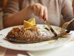 pregnant women eating fish ile ilgili görsel sonucu