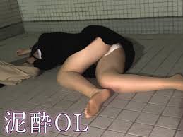 泥酔パンチラ胸揉み】泥酔OL、巨乳二輪咲き。突然の彼氏登場で慌てる撮り師 - pcolleおすすめ動画