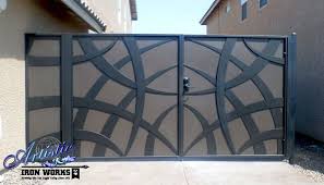 A freshly painted metal gate makes the exterior of a property look well maintained. Wrought Iron Driveway Gate Dg0346 Iron Gate Design Home Gate Design Iron Main Gate Design