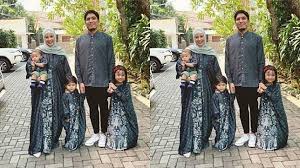 Seragam batik lebaran keluarga baju seragam lebaran artis. 9 Inspirasi Seragam Lebaran 2020 Keluarga Artis Ternama Tasya Kamila Maia Estianty Hingga Syahrini Tribun Style Line Today