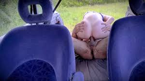 Pareja amateur teniendo sexo anal en el auto! Chica cabalga con su culito  redondo