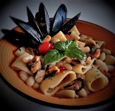 La particolarità della pasta e fagioli alla napoletana sta nel fatto che ai legumi vengono aggiunte le cozze, un a 10 minuti dalla fine uniamo le cozze con il loro sughetto e lasciamo insaporire tutti gli ingredienti per qualche minuto unendo una manciata di prezzemolo tritato e un pizzico di pepe. Pasta E Fagioli Con Cozze Le Ricette Di Max
