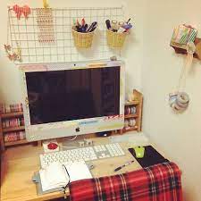 satakehiroko 私の作業スペース ほぼ日手帳を書くのはリビングの机にペタンと座ってだけど その他はココ 整理整頓に使ってるのは100均グッズ 失敗してもガッカリ感が少ないし カスタマイズしやすいシンプルな物が多いからね room redesign red rooms
