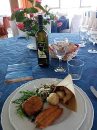La struttura, di nuova e moderna concezione, dispone di 24 camere, reception, american bar, ristorante, sala riunioni, e di una piccola spiaggia. Casa Rossa 1888 Torre Del Greco Menu Prezzi Recensioni Del Ristorante
