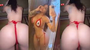 Yailin MOVIENDO el culo en un bote