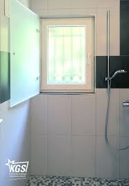 Das Duschfenster Kann Vollstandig Geoffnet Werden Und Ermoglich Dadurch U A Einrichtungsideen Dusche Fenster Badezimmerideen Falttur Dusche