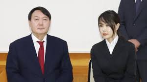 김건희 대표는 대학에서 서양화를 전공하고 서울대 경영대학원에서 석사 학위를 받았다고 했으나 확실히 검증되지는 않아 학력위조에 대한 의혹이 생겼으며 ê¹€ê±´í¬ ë™ê±°ì„¤ ì „ì§ ê²€ì‚¬ ëª¨ì¹œ ì¹˜ë§¤ ì§„ë‹¨ì„œ ê³µê°œí•  ê²ƒ Sbs ë‰´ìŠ¤