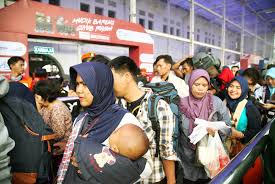 Mudik adalah kegiatan perantau/pekerja migran untuk pulang ke kampung halamannya.2 mudik di tradisi mudik muncul pada beberapa negara berkembang dengan mayoritas penduduk muslim. Tni Polri Team To Secure Train Stations For Mudik National The Jakarta Post