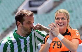 Estavana werd bekend bij het grote publiek toen zij in 2015 met het nederlands handbalteam de finale van de wereld kampioenschapppen bereikte. Sabia Estavana Polman Is Tussendoortje Voor Rafael Show Ad Nl