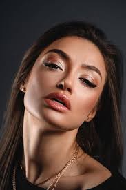 Retrato de una chica sensual con ternura mirando al marco