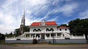 La Maison Chapais Est Construite En 1833 Et 1834 Pour La Famille Chapais Notamment Deux Membres Eminents De Cette Famille Architecture Mansions House Styles
