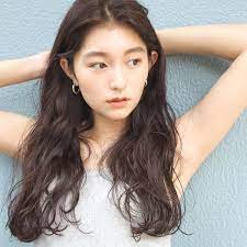 前髪なしロングヘアが大人っぽい 30代女性の色気漂う髪型30選 folk センター分け ロング ロング パーマ 前髪なし ロング 前髪なし